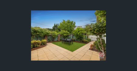 IDEALLY LOCATED FAMILY LIVING! - Photo 2