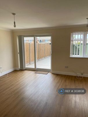3 bedroom end of terrace house to rent - Photo 1