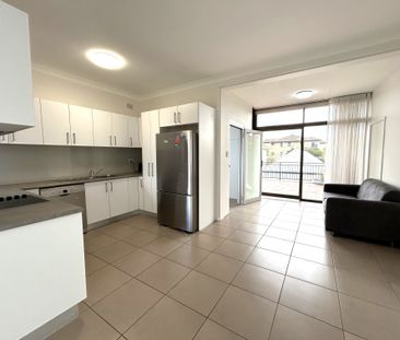 Spacious Apartment with Air Conditioning in Prime Location - Photo 5