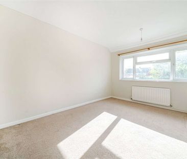 Four Bedroom end-of-terrace house with driveway and garage. - Photo 4