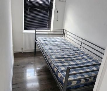 4 bedroom semi-detached house to rent - Photo 6