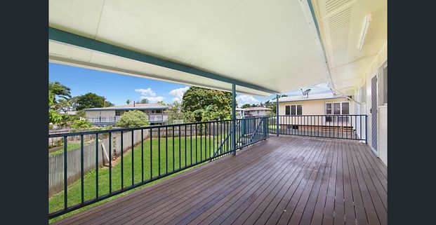 Comfortable family living with outdoor appeal - Photo 1