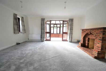 3 bedroom semi-detached bungalow to rent - Photo 3