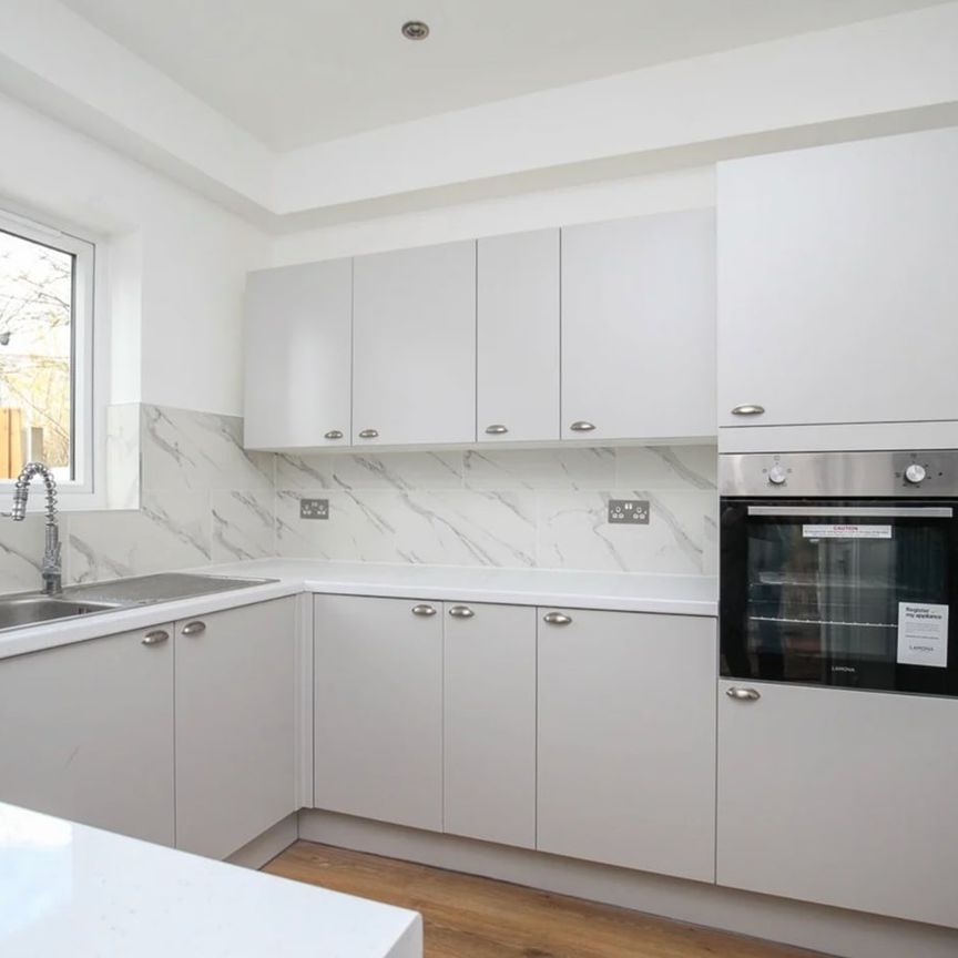 2 Bed Terraced House, Latimer Road, CR0 - Photo 1