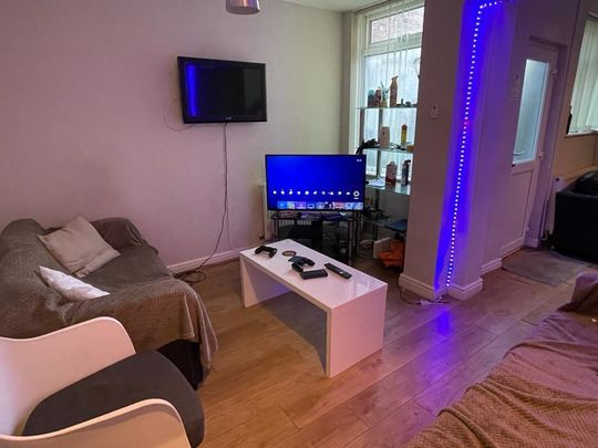 5 bedroom private hall to rent - Photo 1