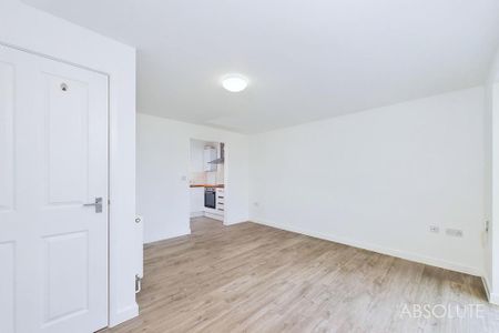 2 bedroom ground floor flat to rent - Photo 2