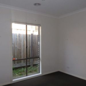 8 Morfesse Street, South Morang. - Photo 2