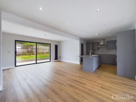 12 Glennor Crescent, Carryduff, Belfast, BT8 8HW - Photo 2