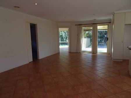 6 Ikara Close, Dunlop ACT 2615 - House For Rent | Domain - Photo 4