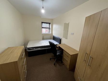 4 bedroom flat to rent - Photo 2