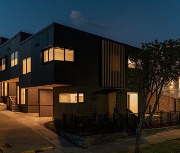 Modern 3 bedroom townhouse with water views - Photo 6