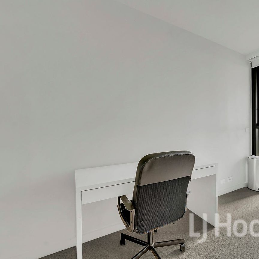 Spacious fully furnished 1-bedroom, 1-bathroom and 1-study apartment in the heart of Melbourne CBD! - Photo 1