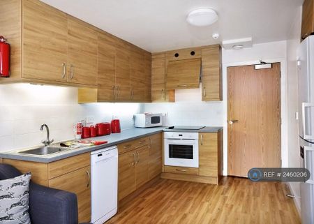 4 bedroom flat to rent - Photo 5