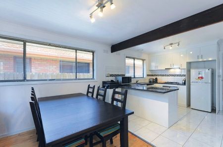 SPACIOUS FAMILY HOME - Photo 4