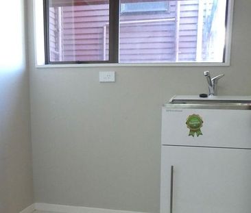 Sunny and Tidy 2 Bedroom Townhouse - Photo 4