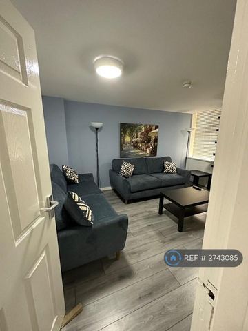 1 bedroom in a house share to rent - Photo 2