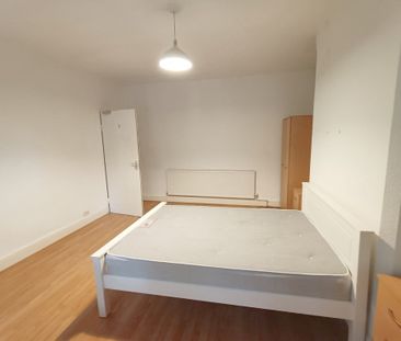 3 Bedroom Flat - Photo 2