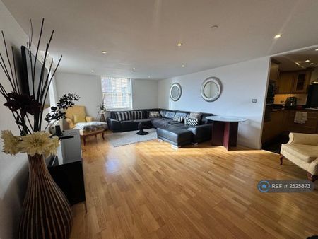 2 bedroom flat to rent - Photo 2