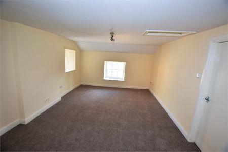 2 Bedroom Flat - Photo 2