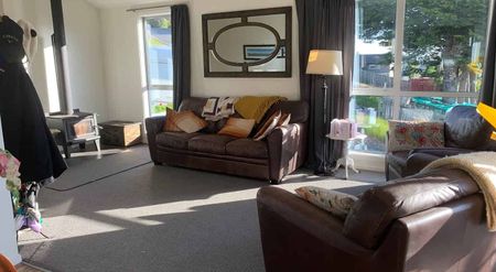 Large Family Home in Private Cul de Sac - Photo 2