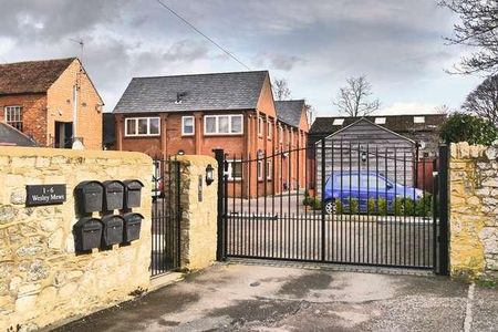 Stony Stratford - Bed Apartment Within A Private Electric Gated Courtyard, MK11 - Photo 2