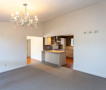 Close to UC, Upper Riccarton 8 bedrooms, 3 bathroom areas and 2 liv... - Photo 1