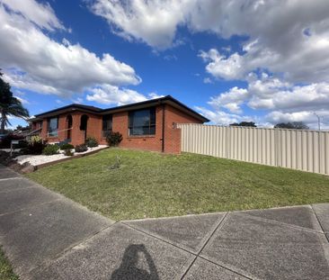 1/2 Wycombe Rise, Hampton Park, Vic 3976 - Photo 2