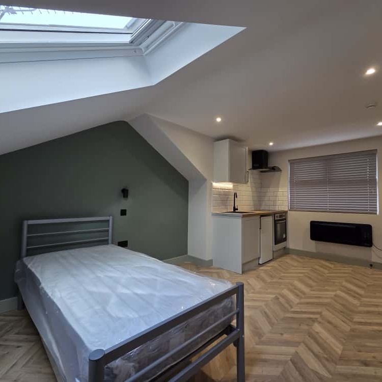Studio Flat, Mansell Road, W3 - Photo 1