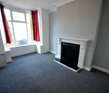 3 bedroom Terraced House To Let - Photo 2