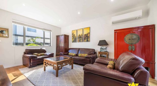 Modern Fully Furnished Family Home in Te Atatu South - Photo 1