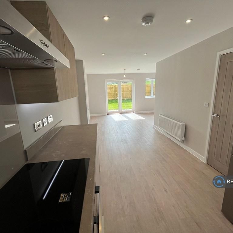 3 bedroom semi-detached house to rent - Photo 1