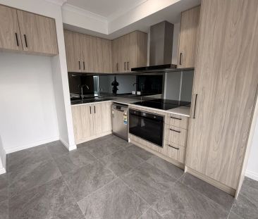 Stylish 2-Bedroom Home - Perfect for Singles, Couples or FIFO - Photo 4