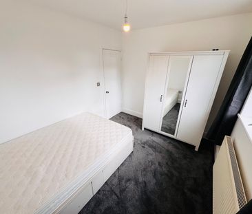 2 Bed Flat, Weston Drive, HA7 - Photo 1
