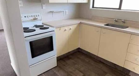 Spacious 4 bedroom home - Photo 2