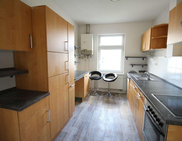 Altbaucharme pur: Lichtdurchflutete Wohnung mit eigenem Gartenplatz - Foto 1