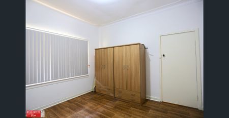 Classic 40s home, short walk to shops or bus stop - Photo 3