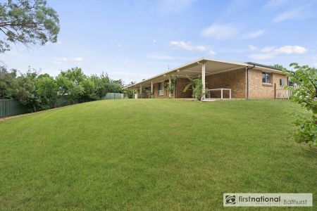 CHARMING FAMILY HOME - Photo 5