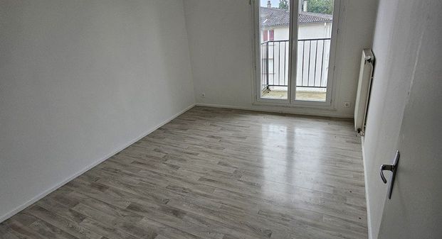 Appartement spacieux de type 4 avec balcon, comprenant: 2 chambres fermées, un salon et un séjour. - Photo 1