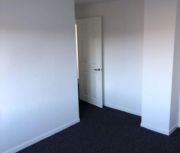 3 bedroom end of terrace house to rent - Photo 2