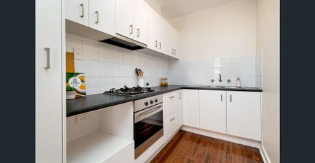 LIGHT AND BRIGHT ONE BEDROOM APARTMENT ON GROUND FLOOR! - Photo 4