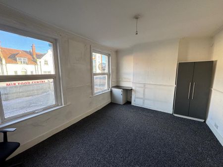 3 bedroom flat to rent - Photo 3