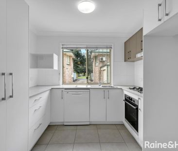 Spacious, Fully Air Conditioned Townhouse in sought after Street! - Photo 5