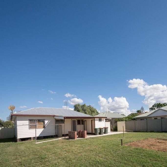 Family home in quiet street of South Tamworth - Photo 1