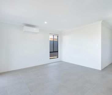 Stunning Near New Build – Modern Comfort & Convenience! - Photo 2