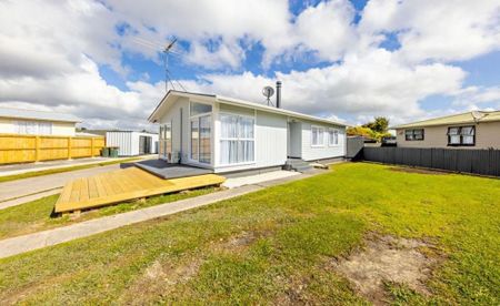 3 Bedroom House in Papakura for Rent - Photo 2