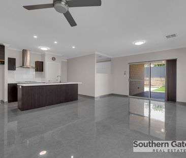 Easy Care Family Home! - Photo 4