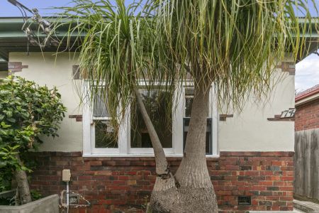 Classic two bedroom house with courtyard! - Photo 4