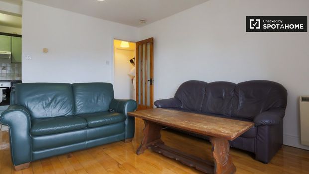 Room for rent in 3-bedroom apartment in North Inner City - Photo 1