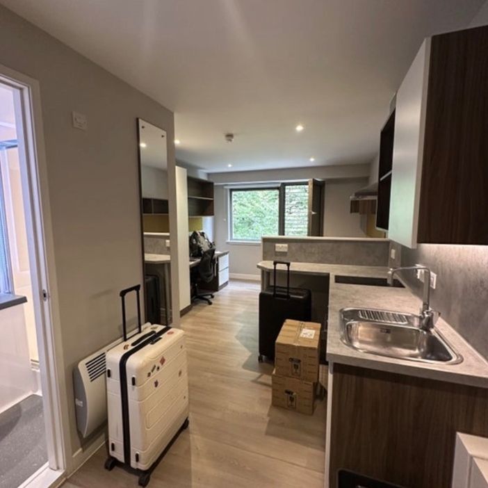 Studio Flat, Calton Road, EH8 - Photo 1