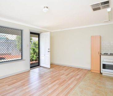 Neat & tidy brick unit in a central location! - Photo 5